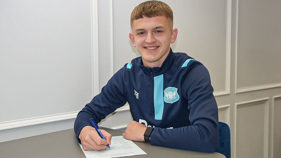 Anton Dudik signing contract