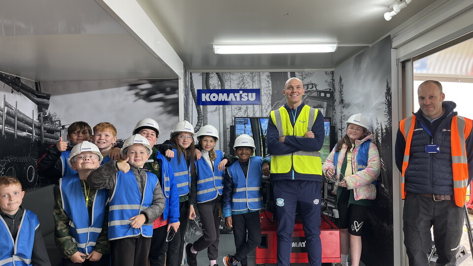 GEORGIE KELLY VISITS KOMATSU